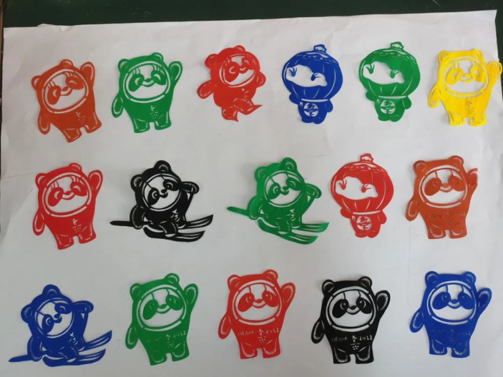剪纸作品将传统文化与冬奥冰雪运动相结合,通过憨态可掬的吉祥物,展现