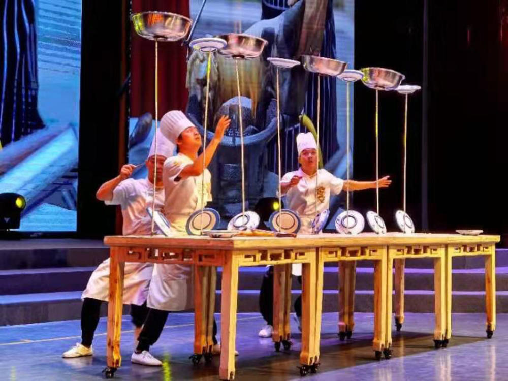 杂技《快乐厨房》中,"厨师们"风趣幽默的表演拉开情景剧帷幕,大家用