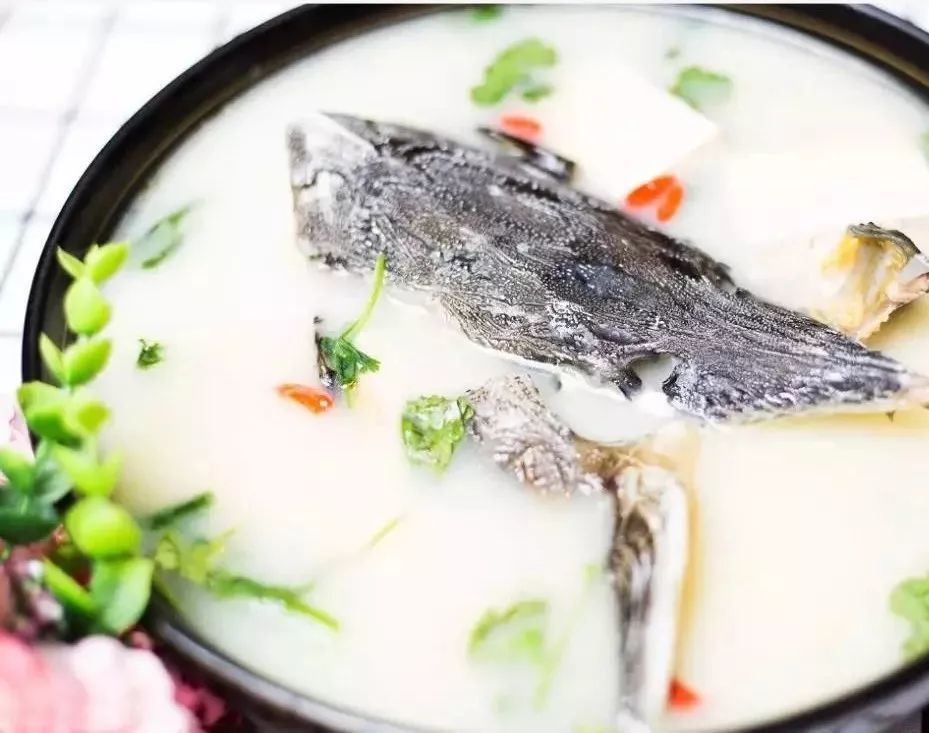 做鲟鱼头汤时,通过长时间的文火煲制,将鲟鱼头中含有的大量胶原蛋白熬