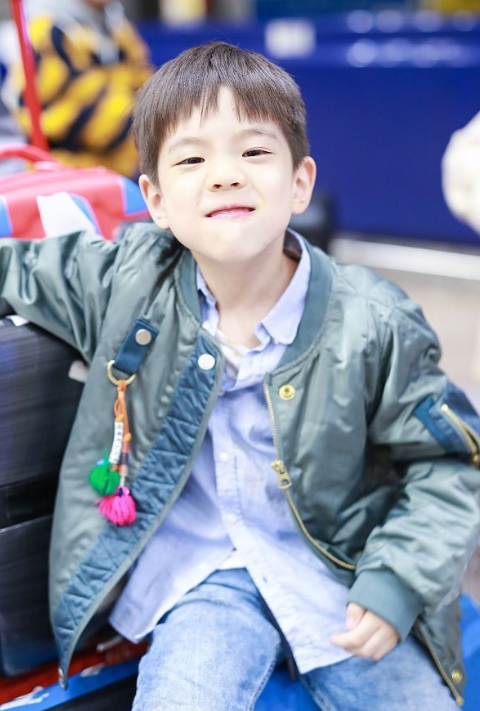 杜江夫妇罕见晒儿子8岁嗯哼变声了网友吐槽霍思燕笑声太魔性