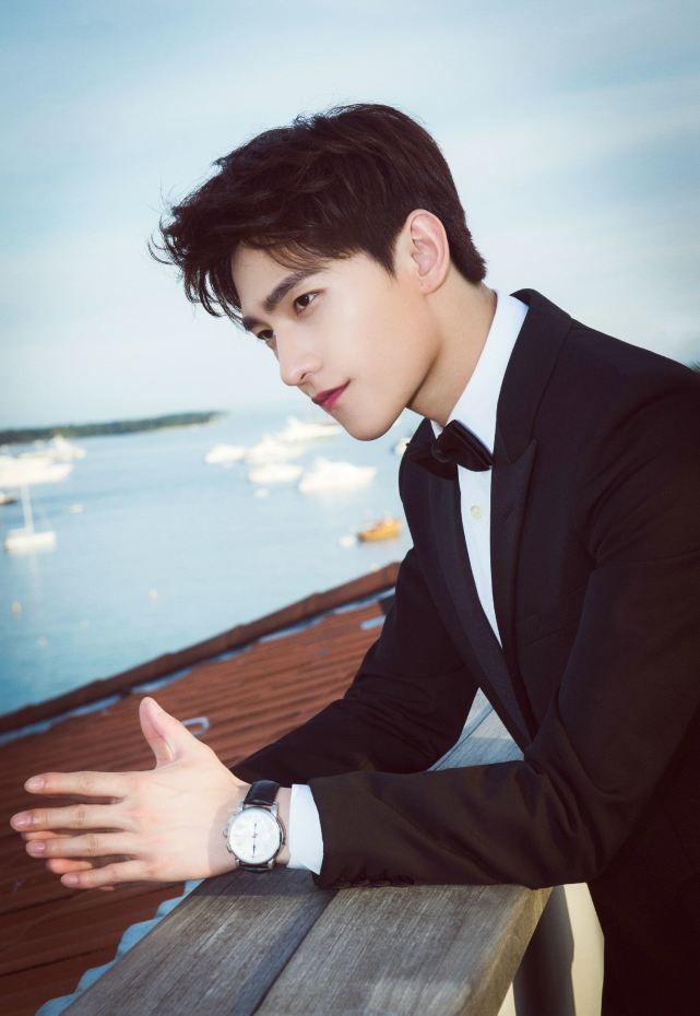 杨洋只有16岁,颜值却已让人惊叹,这也让众多圈内导演留意到他,但年龄