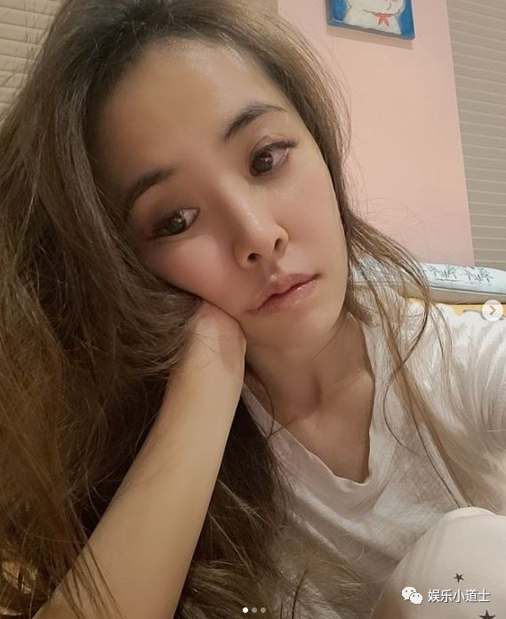 蔡依林晒踏青美照短版休闲上衣配运动裤粉丝你还是41岁吗