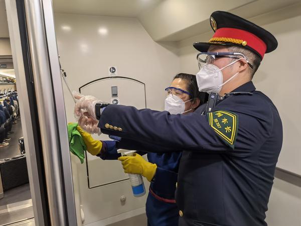 g3252次高铁上有一道坚实防疫墙