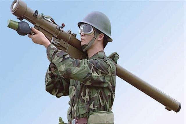 前卫-12单兵导弹不简单,在8枚干扰弹的欺骗下,照样击中空中目标