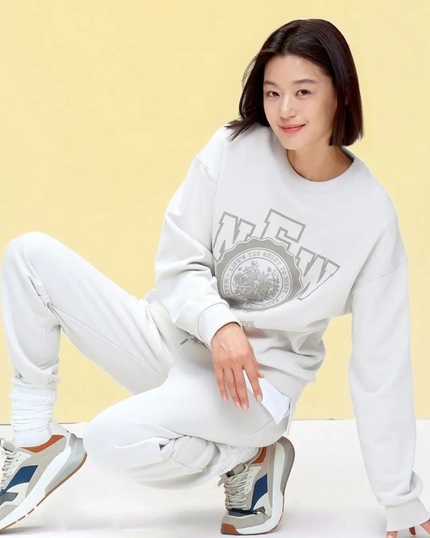 全智贤40岁状态好:剪短发颜值回春,与宋慧乔一起同台比美_腾讯新闻