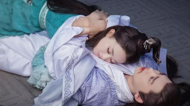 她用自己的身体去祭奠合欢铃,并且还用自己的身体去挡下诛仙剑,这个