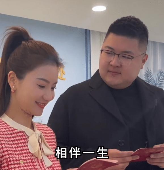 3900w粉丝的猴哥官宣结婚妻子身材苗条两人成鲜明对比