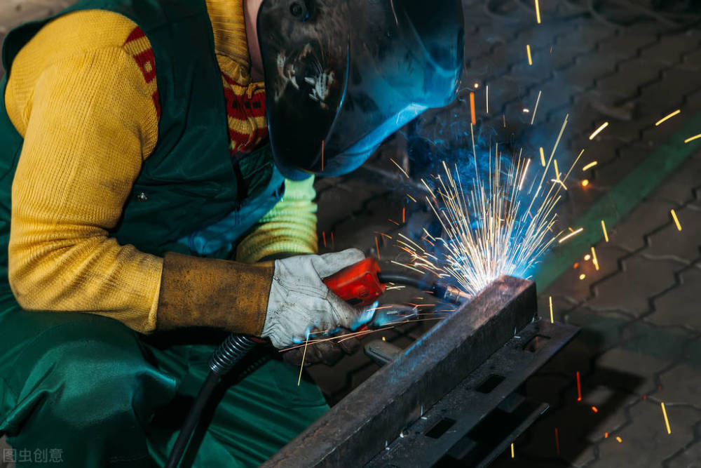 在熔焊过程中,两个电极之间的电压降称为(a)a.