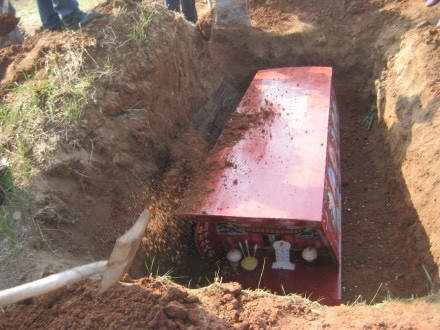 农村的人注意了,我国范围内或将取消"土葬"?农村坟地未来这样处理