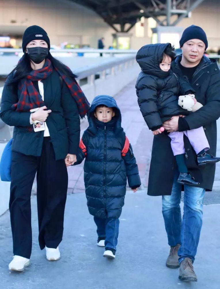 姚晨一家四口认真过冬,俩孩子穿羽绒服裹得严实,儿子五官真秀气插图1