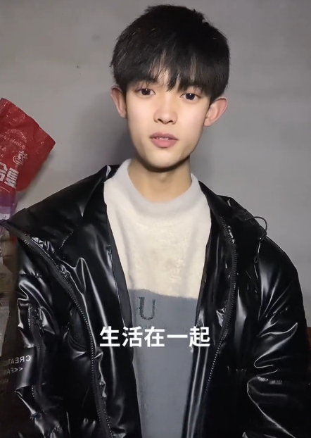 00后网红捡废品养活全家直播关闭打赏因父母兄弟被质疑卖惨