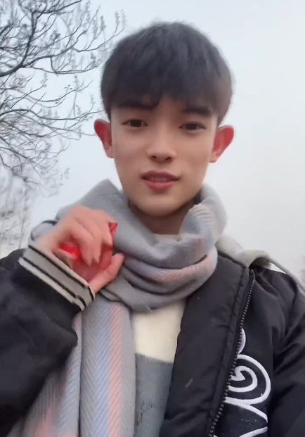 00后网红捡废品养活全家直播关闭打赏因父母兄弟被质疑卖惨