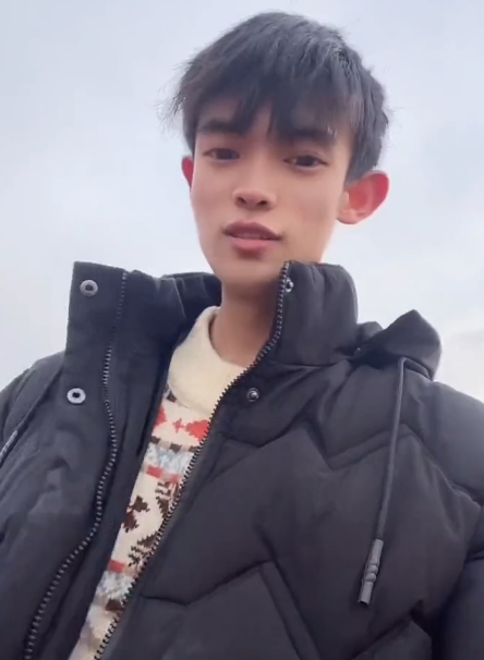 00后网红捡废品养活全家直播关闭打赏因父母兄弟被质疑卖惨