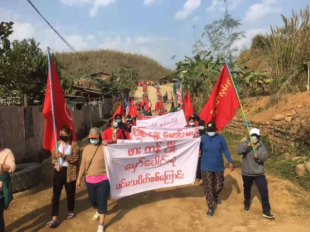 拥护nug,反对军方!缅甸翡翠产地帕敢镇的民族群众示威游行_腾讯新闻