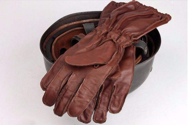 在二战期间,各国只有飞行员和军官才能配备皮革手套,但德军的伞兵就