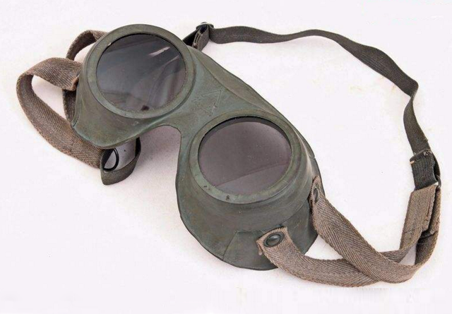 3,ii型伞兵护目镜二战德军的m35钢盔是公认颜值最高,最帅的,但伞兵所