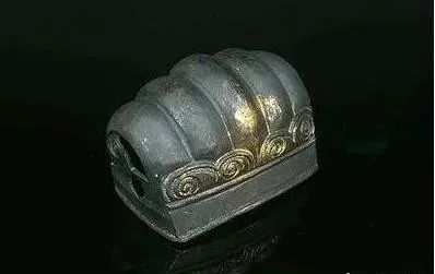 明代包金五梁冠查阅资料可知,宋代白玉发冠,明代木头冠,明代包金五梁