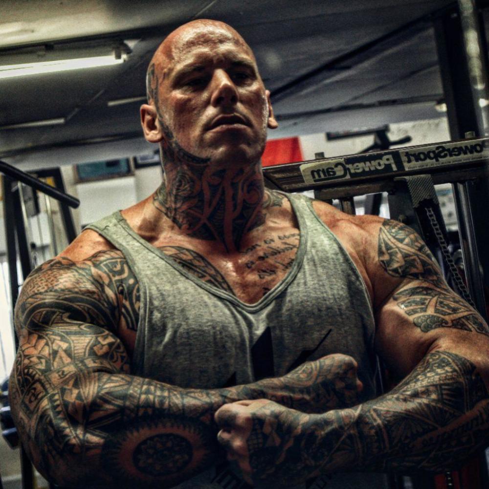 福特(martyn ford)是一位健美运动员和演员,凭借他一身健硕夸张的肌肉