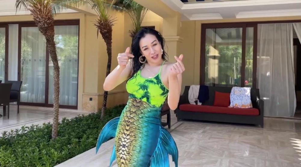 钟丽缇时隔28年再演美人鱼,穿吊带泳池里游泳美成童话世界,重拾往日