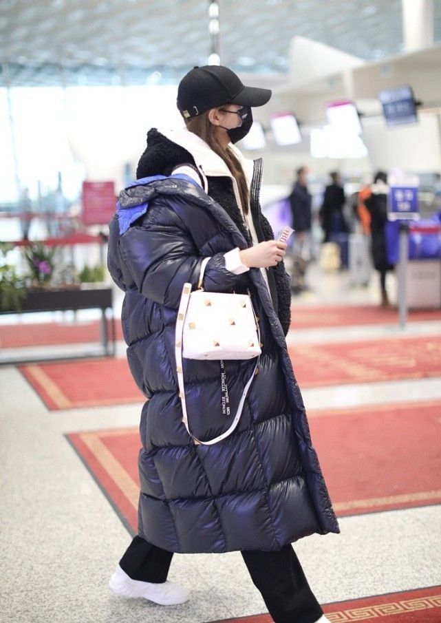 关晓彤年后机场首秀!冰墩墩卫衣叠穿蒙口羽绒服,拎2万4包太招摇插图4