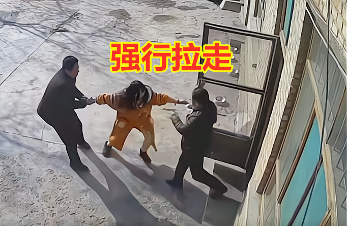 网红博主拿不出50万彩礼女友父母上门打人还拽女儿脚强行拖走