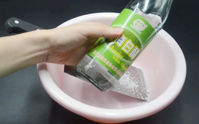 1瓶白醋抹在菜刀上作用厉害了解决了家家户户的困扰快试试