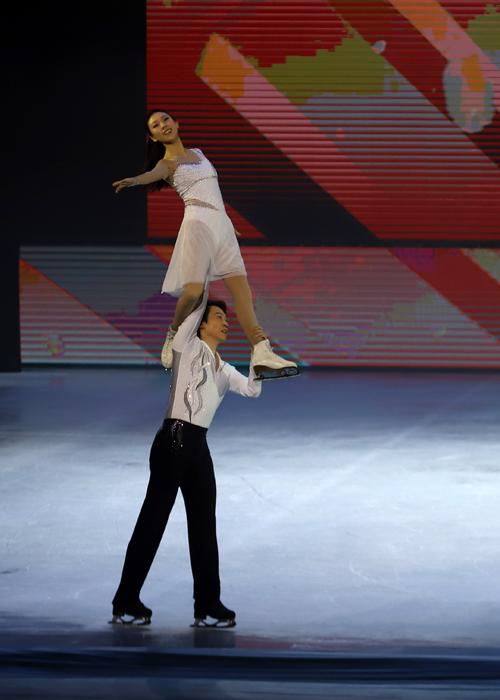 相约冬奥·新春走基层|世界冠军庞清佟健领衔 冰上舞剧《we are one》