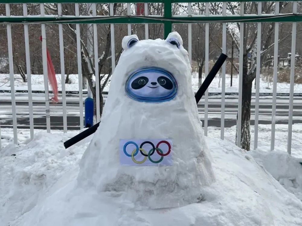 烏蘇公安冰墩墩雪容融為北京冬奧加油助威