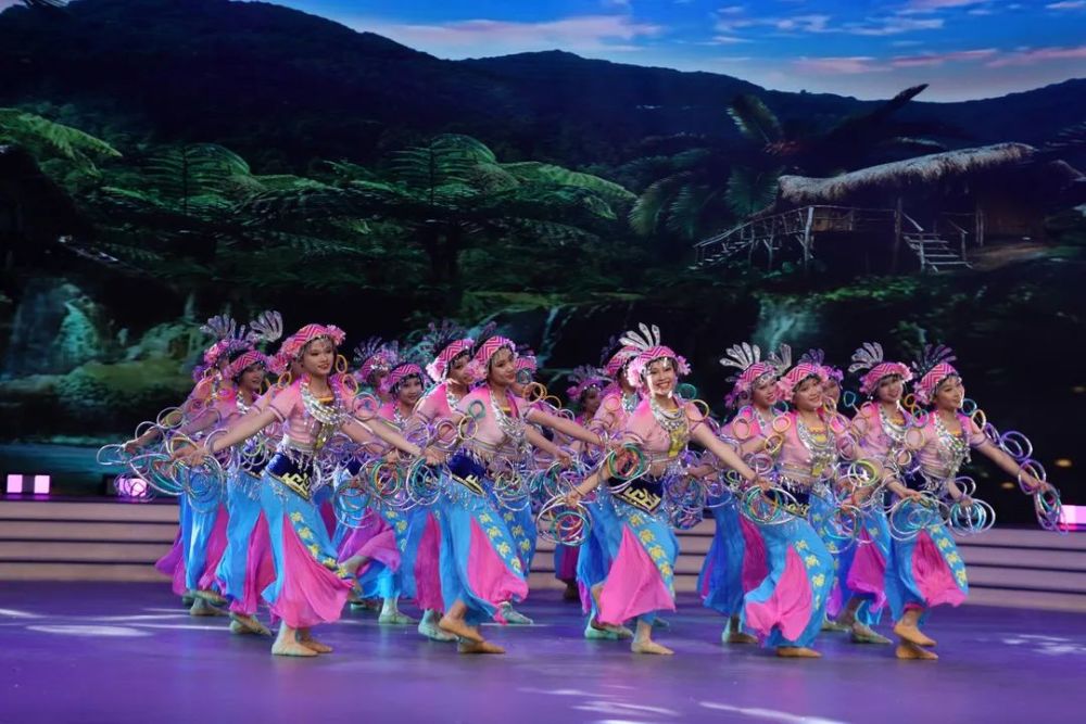 海口春晚舞台她们秀出最炫民族风