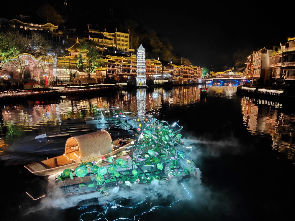 美丽凤凰古城让人陶醉的夜景