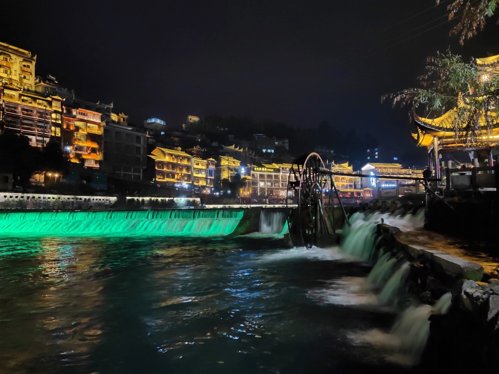 美丽凤凰古城让人陶醉的夜景