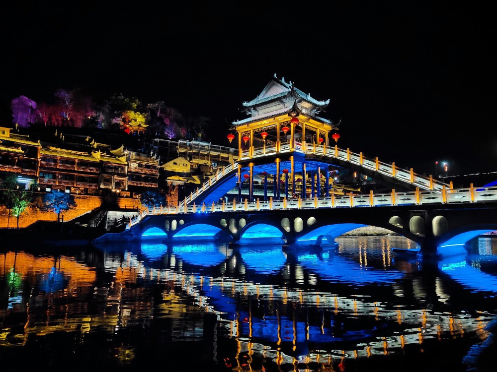 美丽凤凰古城让人陶醉的夜景