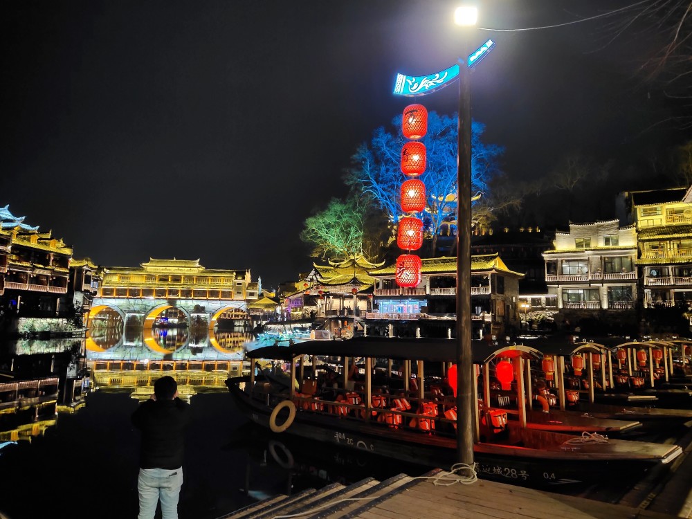 美麗鳳凰古城!讓人陶醉的夜景!