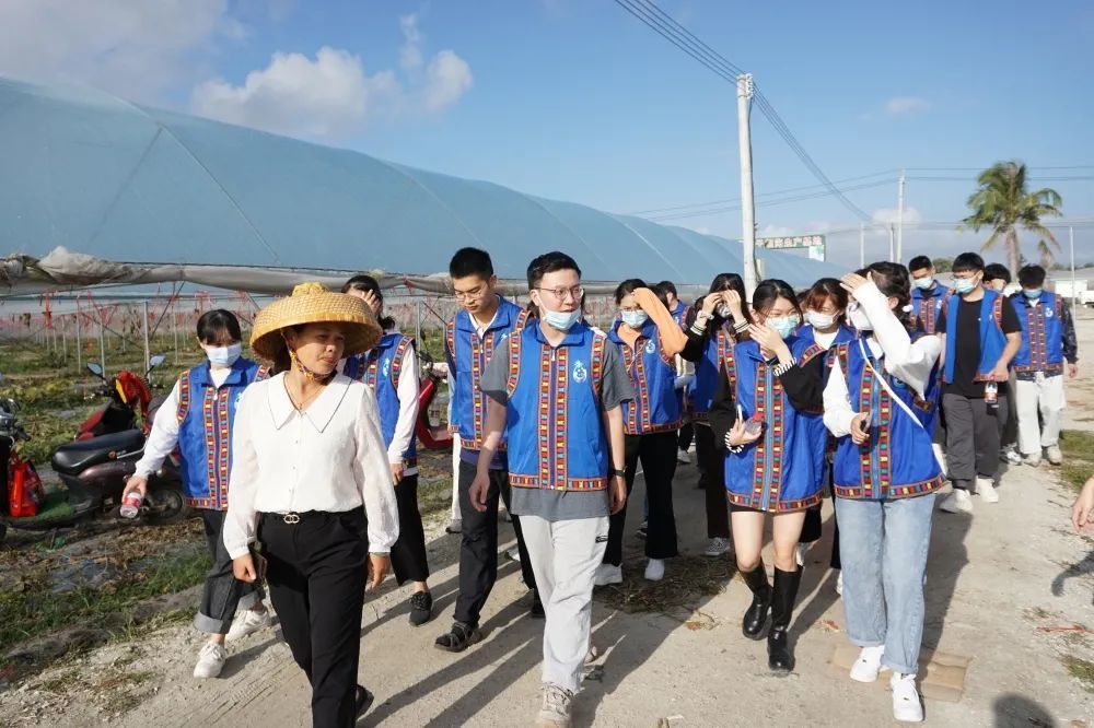 随后,返家乡大学生们集体前往新村码头,随疍家鱼排协会会长郭玉光的