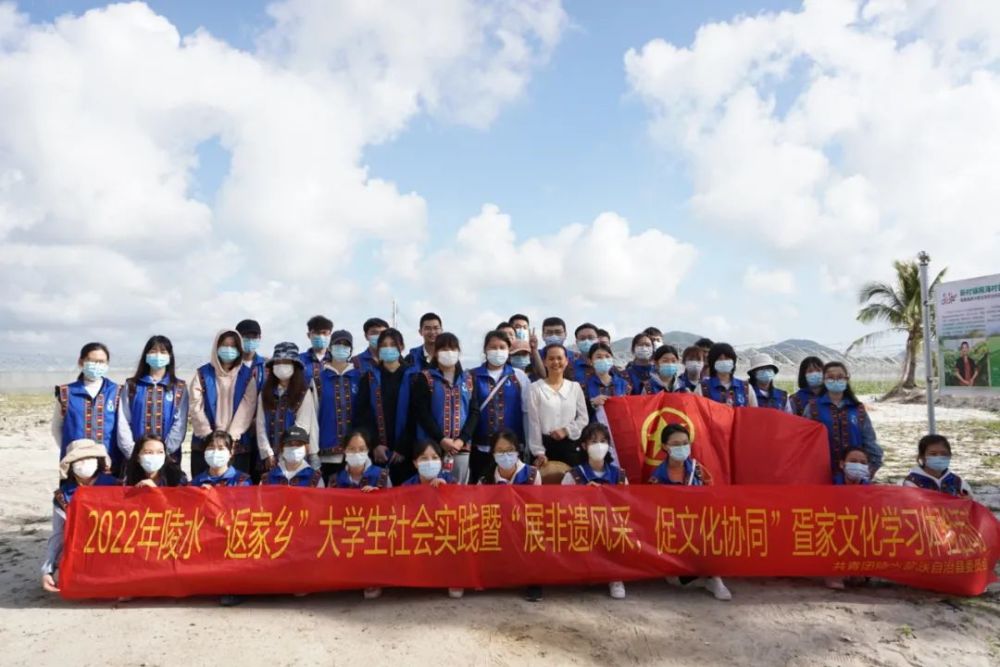 随后,返家乡大学生们集体前往新村码头,随疍家鱼排协会会长郭玉光的