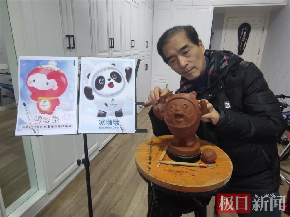 会吉祥物"冰墩墩"一"墩"难求,更是激发了他创作热情,从和泥巴到泥塑