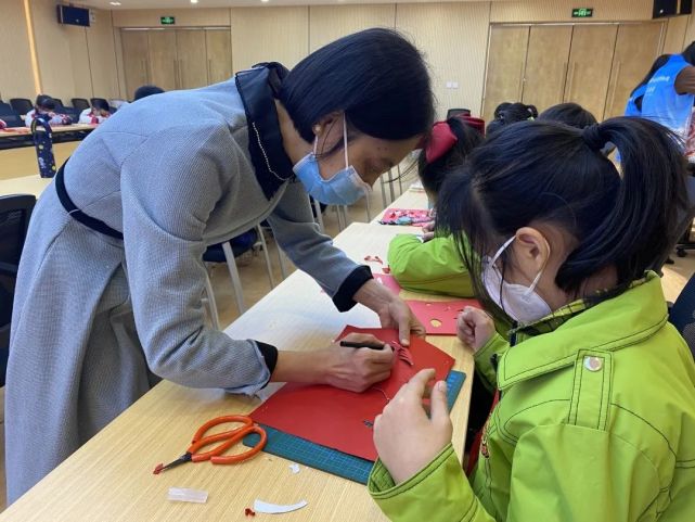 活动现场,该馆志愿讲解员林静芳拿出绘本,绘声绘色地为小记者们介绍