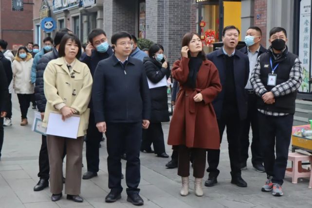 12日,宜阳县委常委,常务副县长陈兴忠带领考察团到涧西区广州市场步行