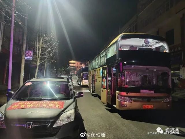 鄉勞動力返崗就業的253人齊聚鄉政府,由鄉政府組織車輛送往鎮雄高鐵站