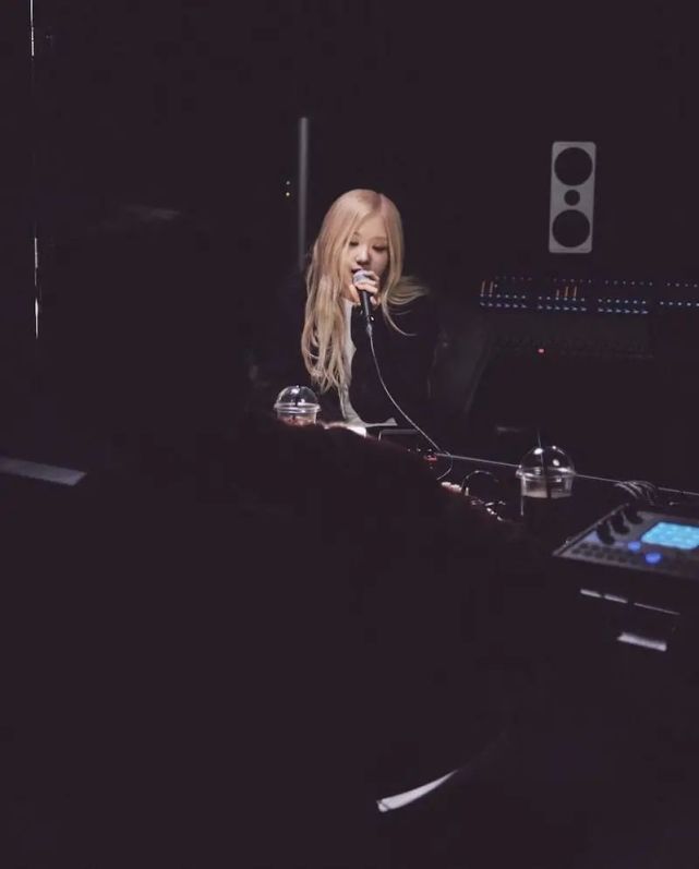 人间野玫瑰rosé生日狂收礼童年照片被曝光网友太可爱