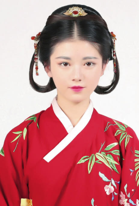 礼服和发髻各占一半,这是古典女性之美