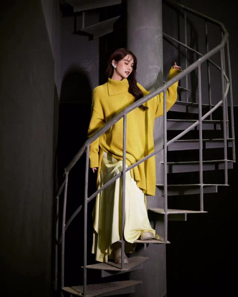 杨丞琳穿黄色系裙装，加上初恋妆，时髦又可爱，这一身超暖玛尔比恩托班费用