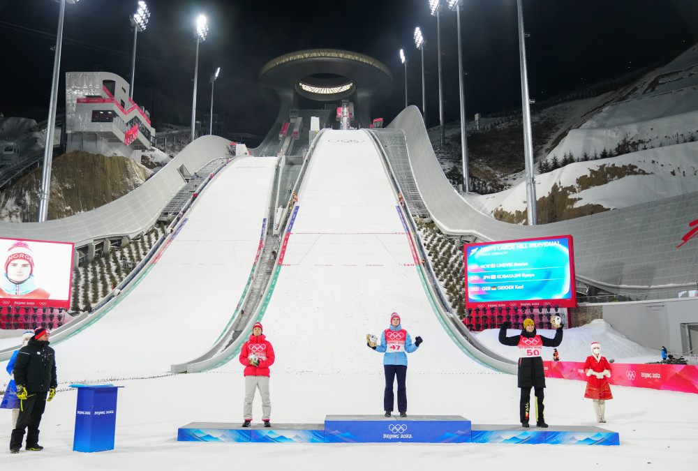 北京冬奥会跳台滑雪男子个人大跳台挪威选手夺冠