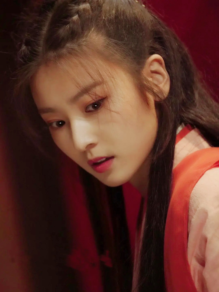 马瑞在这部电影饰演的紫霞仙子,出场方式有些另类,法力有点高强,脾气