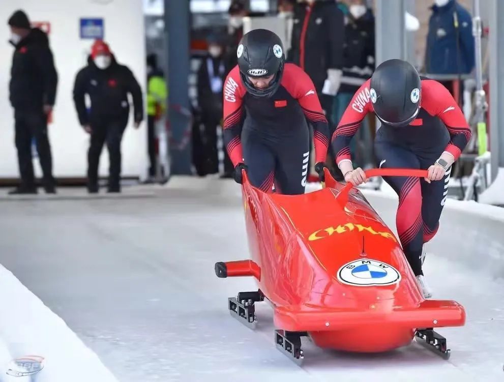 雪車的平均時速在100公里左右,最高可達160公里,風