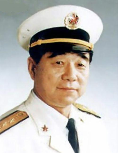 他是北海舰队的第十任政委,60岁被授中将,63岁被降职后退役