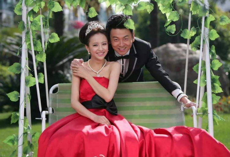 翟煦飞低调陪伴丈夫20年雷佳音演技炸裂背后的贵人