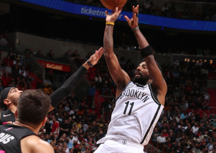 在半场结束的时候,篮网客场挑战热火,半场球队落后6分,欧文投篮8中2