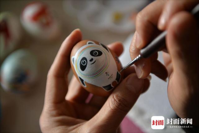 四川内江非遗传承人在蛋壳上"画"出冬奥会