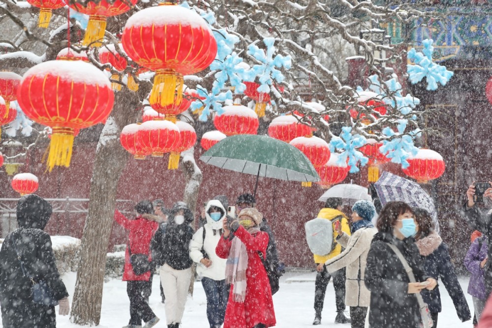 红灯映白雪，秒变“雪容融”！京城公园已吸引7万人次打卡000506中润投资